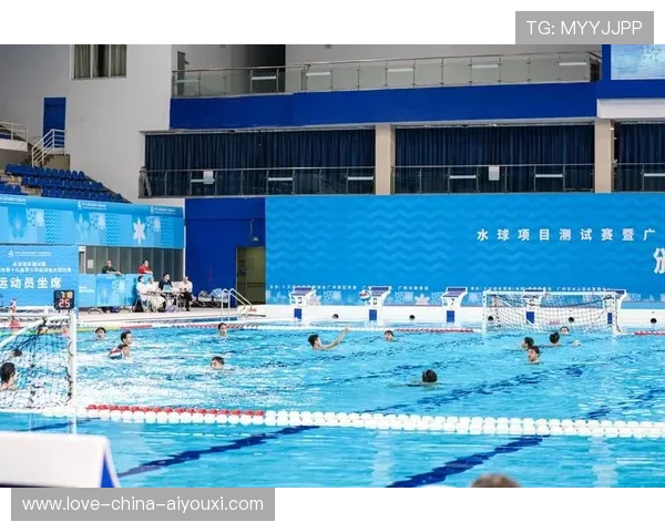 游泳选手出发跳水溅起巨浪,摄影机被打湿 游泳选手出发跳水溅起巨浪,摄影机被打湿