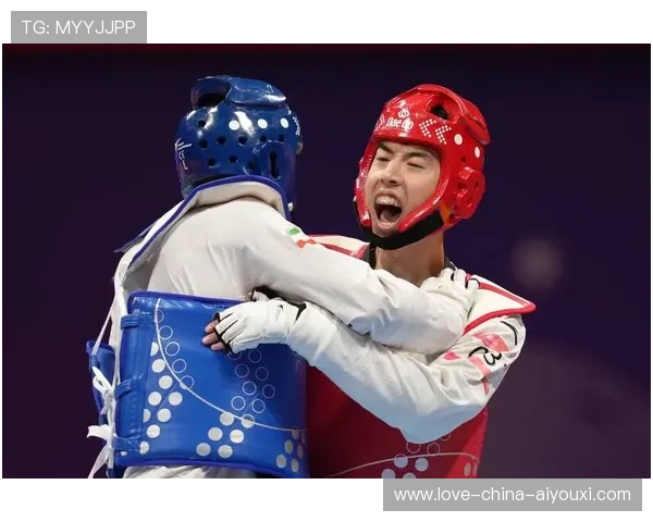 跆拳道少年比赛中狂吼震晕对手气势