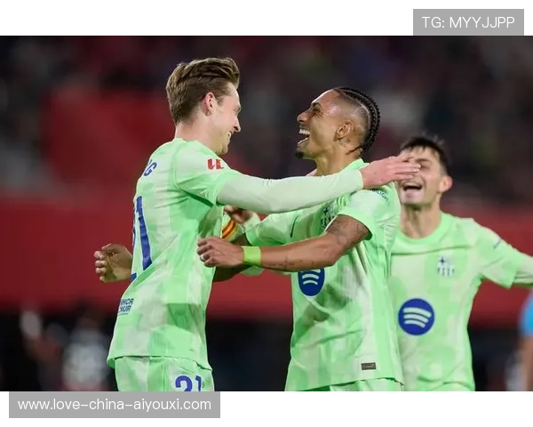 巴萨边路传球配合：内切后回撤再传的套路被反复练习