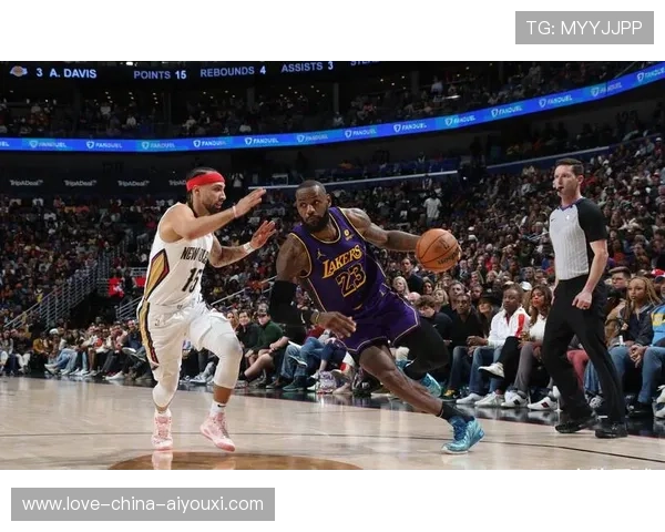 詹姆斯中路突破制造罚球并罚中，湖人沉着应对